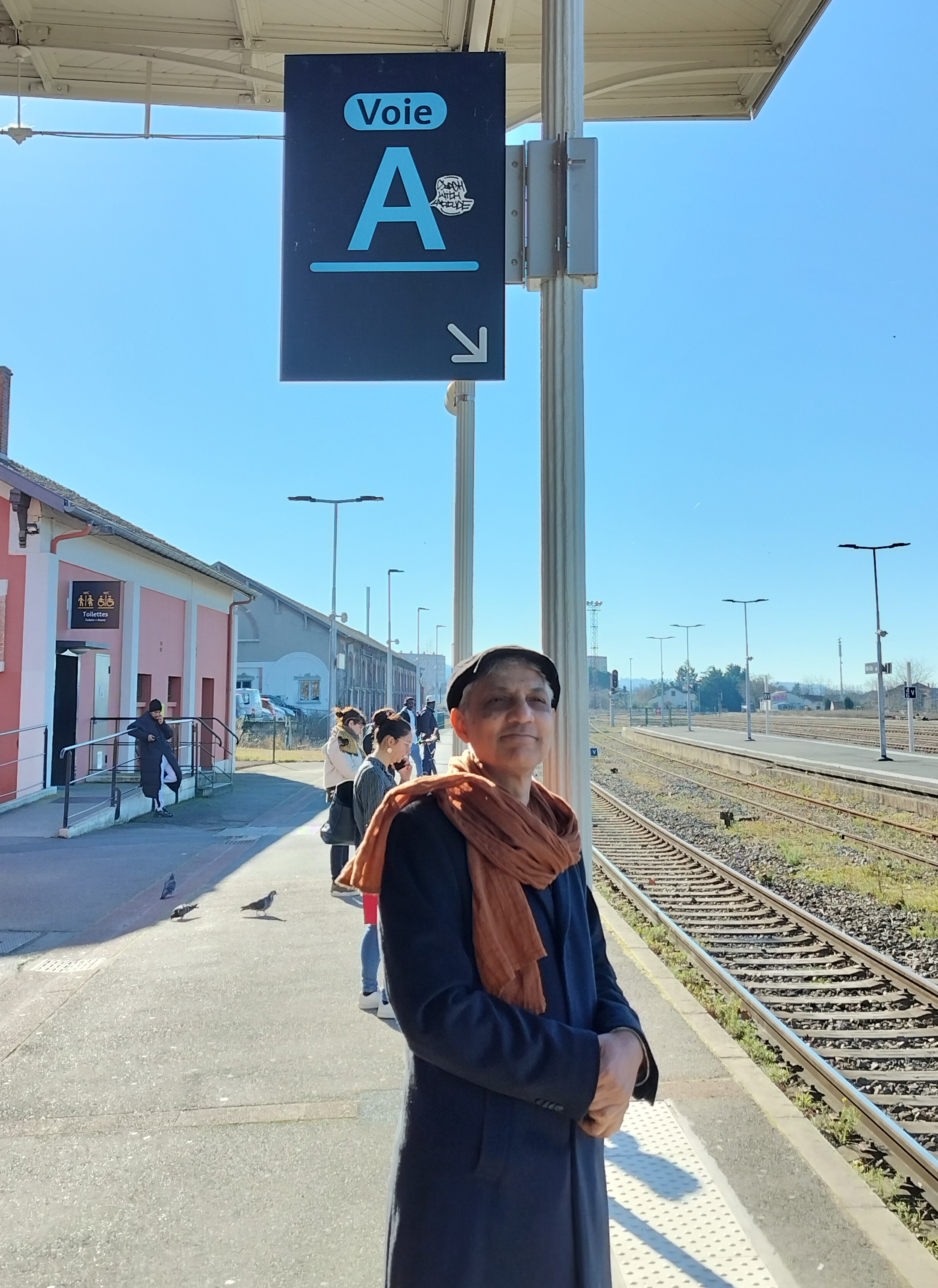 day08-trainwaiting-jamil