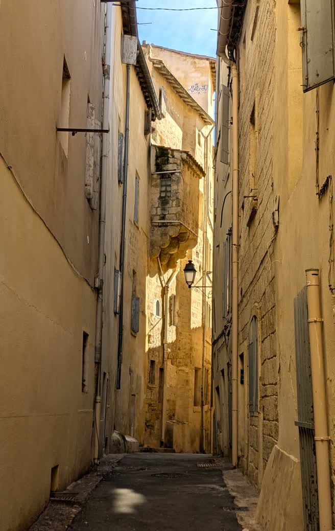 day19-narrow-street