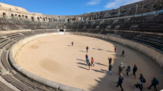 day21-colleseum-inside-people